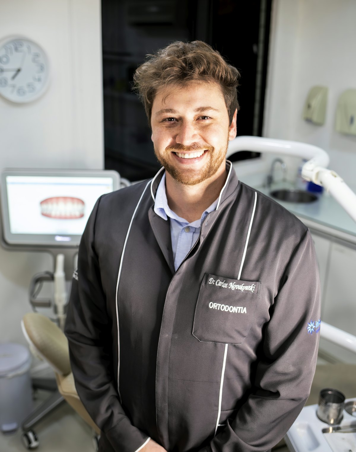 Paciente com sorriso alinhado na Odonto Morumbi Foz