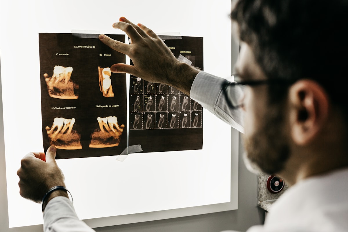 Ortodontista analisando radiografia para planejamento do tratamento